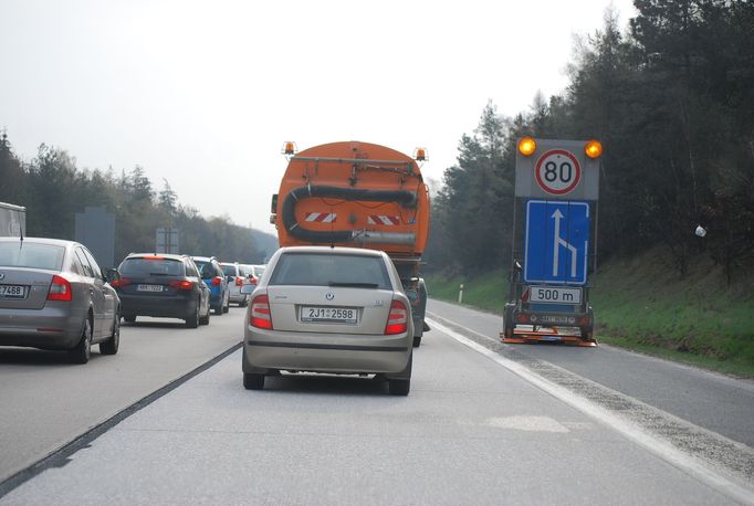 Kvůli neochotě některých řidičů dodržovat pravidlo zipu a také vinou řetězové srážky několika vozidel narostlo v tomto úseku zdržení téměř na dvacet minut.