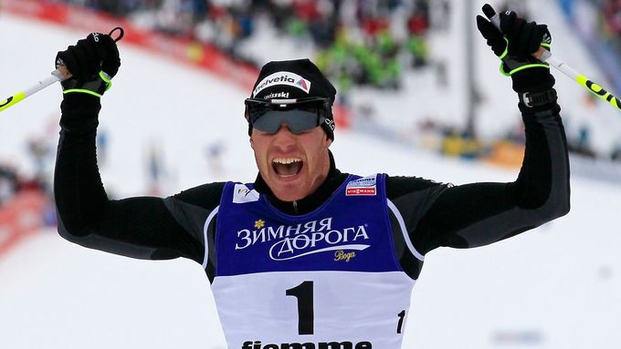 Darion Cologna se raduje z premiérové medaile ze světového šampionátu, v sobotu ovládl skiatlon