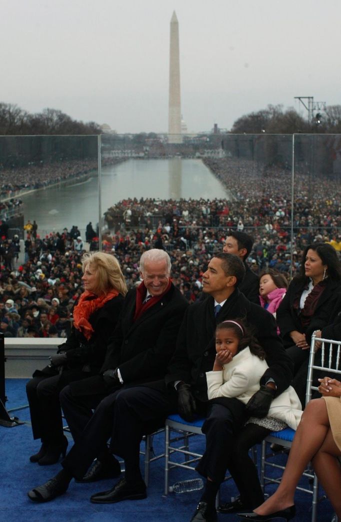 Na pódiu u Lincolnova památníku ve Washingtonu se vystřídali umělci jako Bruce Springsteen, Beyoncé, Bono, Shakira či rapper will.i.am, který už loni v únoru složil pro kandidáta skladbu s ústředním heslem kampaně: Yes We Can. Na snímku přihlíží Obamova rodina za neprůstřelným sklem jednomu z vystupujících.