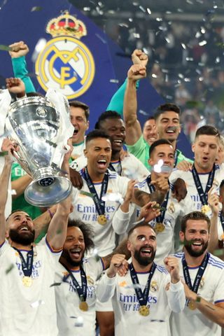 Fotbalisté Realu Madrid s trofejí pro vítěze Ligy mistrů po letošním finále