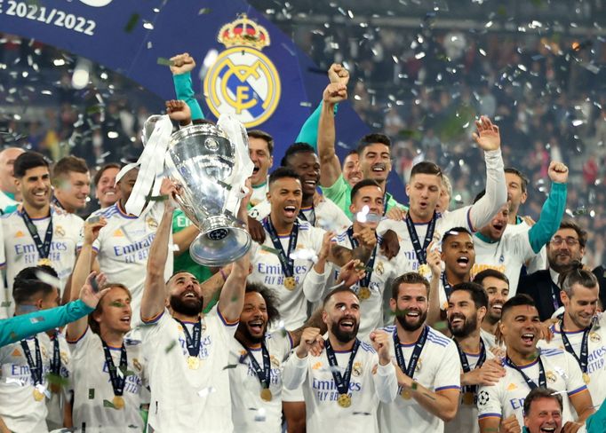 Fotbalisté Realu Madrid s trofejí pro vítěze Ligy mistrů po letošním finále