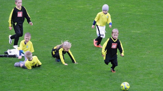 Pokud kluky a holky baví honit se za míčem, ztrácejí pojem o čase, natož aby měli pomyšlení na zlobení. Ilustrační foto