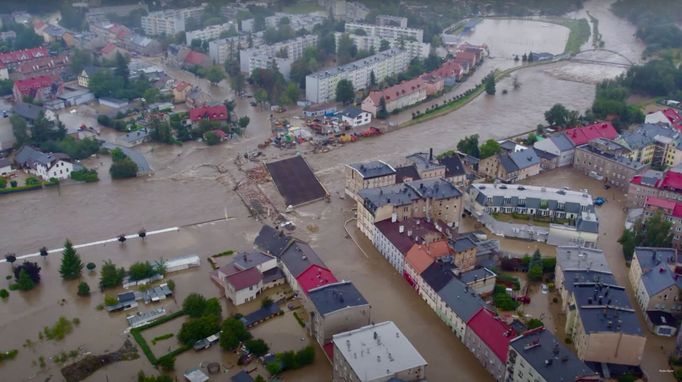 Pohled z dronu ukazuje zatopenou oblast Hlucholazy v jižním Polsku.