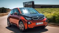 4. BMW i3 - 47,70 Kč. Také futuristický elektromobil bavorské automobilky dokáže výši nákladů na sto kilometrů stlačit pod úroveň 50 Kč. Platí se za něj ale 936 000 Kč.