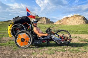 Na handbiku z Prahy do Kyrgyzstánu. Dlouhá pouť, která bourá bariéry i předsudky
