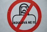 Samolepkami, kde je lídr kandidátky TOP 09 v Unhošti na Kladensku Iveta Koulová zobrazená jako robot-zombie, polepil kdosi přes noc sloupy veřejného osvětlení a autobusové zastávky ve městě. "Musím říct, že mně to dost pobavilo, doma měla nálepka ohromný úspěch," směje se Koulová.