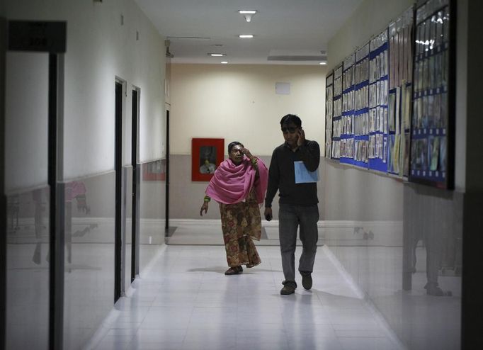 A patient with cataract arrives at the hospital for her routine eye check-up after her cataract surgery at the Tilganga Eye Center in Kathmandu April 27, 2012. About 150,000 of Nepal's 26.6 million people are estimated to be blind in both eyes, most of them with cataracts. Picture taken April 27, 2012. REUTERS/Navesh Chitrakar (NEPAL - Tags: HEALTH SOCIETY POVERTY) Published: Kvě. 2, 2012, 5:18 dop.