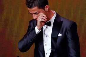 FOTO Ronaldo Zlatý míč obrečel. Přišel si pro něj i se synem