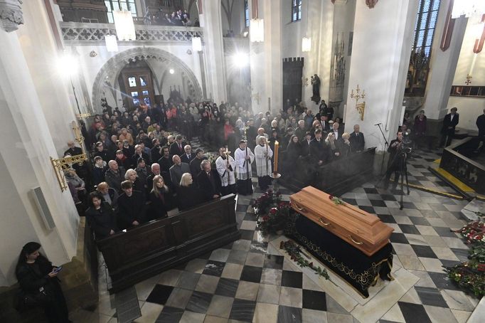 Stovky lidí se královéhradecké katedrále Svatého Ducha rozloučily s operní pěvkyní a herečkou Soňou Červenou.