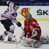 MS hokej: Lotyšsko - Bělorusko (Andrej Mezin, Kaspars Saulietis, zákrok)