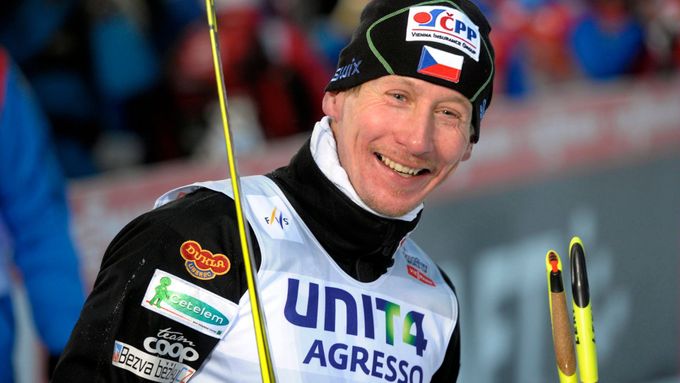 Lukáš Bauer se směje po vítězství v Kuusamu.