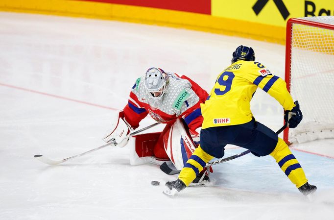 Pontus Holmberg a Lukáš Dostál v semifinále MS 2024 Česko - Švédsko