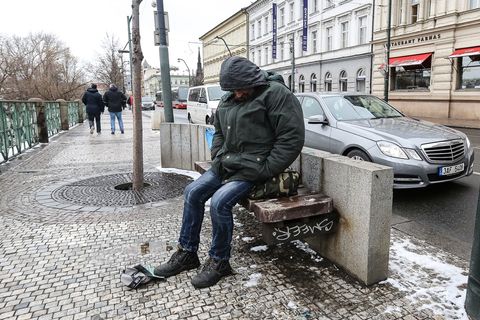 Vyspí se, nezaplatí a zůstanou. Přibývají tu bezdomovci, zuří města kvůli záchytkám