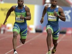 Jamajčan Asafa Powell (vpravo) na atletickém mítinku v Gatesheadu, kde opět vyrovnal světový rekord v běhu na 100m.