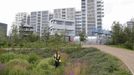 A landscape gardener works outside the Olympic Village at the Olympic Park in Stratford, the location of the London 2012 Olympic Games, in east London July 18, 2012. REUTERS/Suzanne Plunkett (BRITAIN - Tags: SPORT OLYMPICS) Published: Čec. 18, 2012, 2:30 odp.