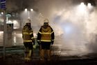 Na předměstí Stockholmu hořela auta, teroristický útok to však nebyl