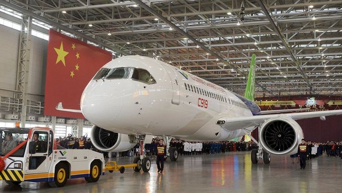 Čínská konkurence Boeingu i Airbusu. Podívejte se na nové letadlo