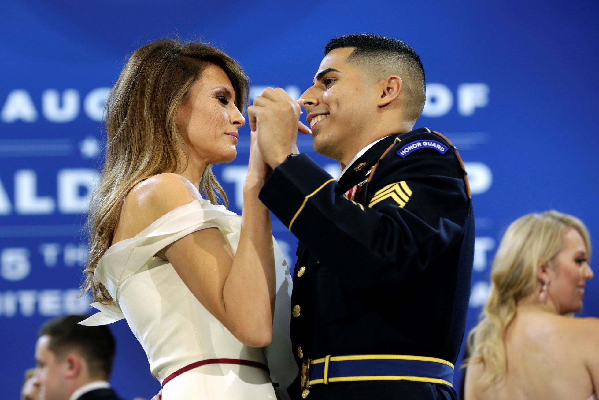 Melanie Trumpová tančí s vojákem.