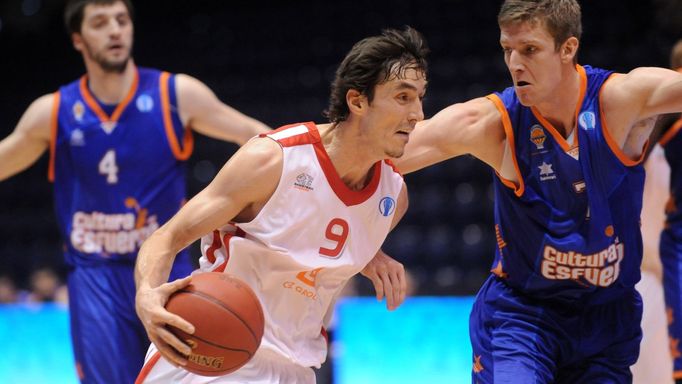 Nymburský basketbalista Jiří Welsch v zápase Eurocupu s Valencií