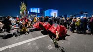 Noc na mostě Waterloo Bridge. Ekologičtí aktivisté si tam vybudovali tábor a tyto červené stany byly v první linii blokády. Přes most se nejezdilo několik dní.