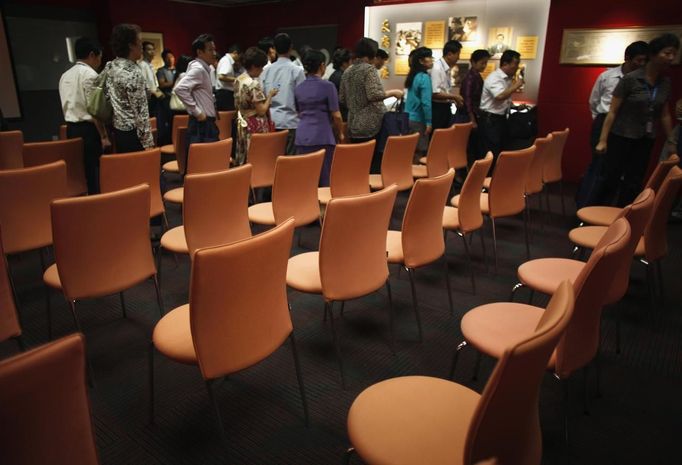 Trainees leave a classroom after attending a training course at the communist party school called China Executive Leadership Academy of Pudong in Shanghai, September 24, 2012. China's Communist Party has dramatically stepped up its training of the country's roughly 40 million party and government officials in the past decade. With public scrutiny of cadre behaviour growing via social media, the party is likely to call for continued, and deepened, cadre education at the upcoming 18th Party Congress. At the vanguard of this education drive, alongside a Central Party School in Beijing, are three "Executive Leadership Academies" which opened in 2005 for middle-ranking and senior officials in Shanghai, Yan'an and Jinggangshan. The curriculum covers Marxism, Leninism and Mao Zedong Thought, but students may also take finance courses, receive in-depth media training or role-play crisis management scenarios on everything from disease outbreaks to train wrecks. REUTERS/Carlos Barria (CHINA - Tags: POLITICS SOCIETY) Published: Zář. 24, 2012, 2:55 odp.