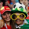 Španělská fanynka a portugalský fanoušek v zápase Portugalsko - Španělsko na MS 2018