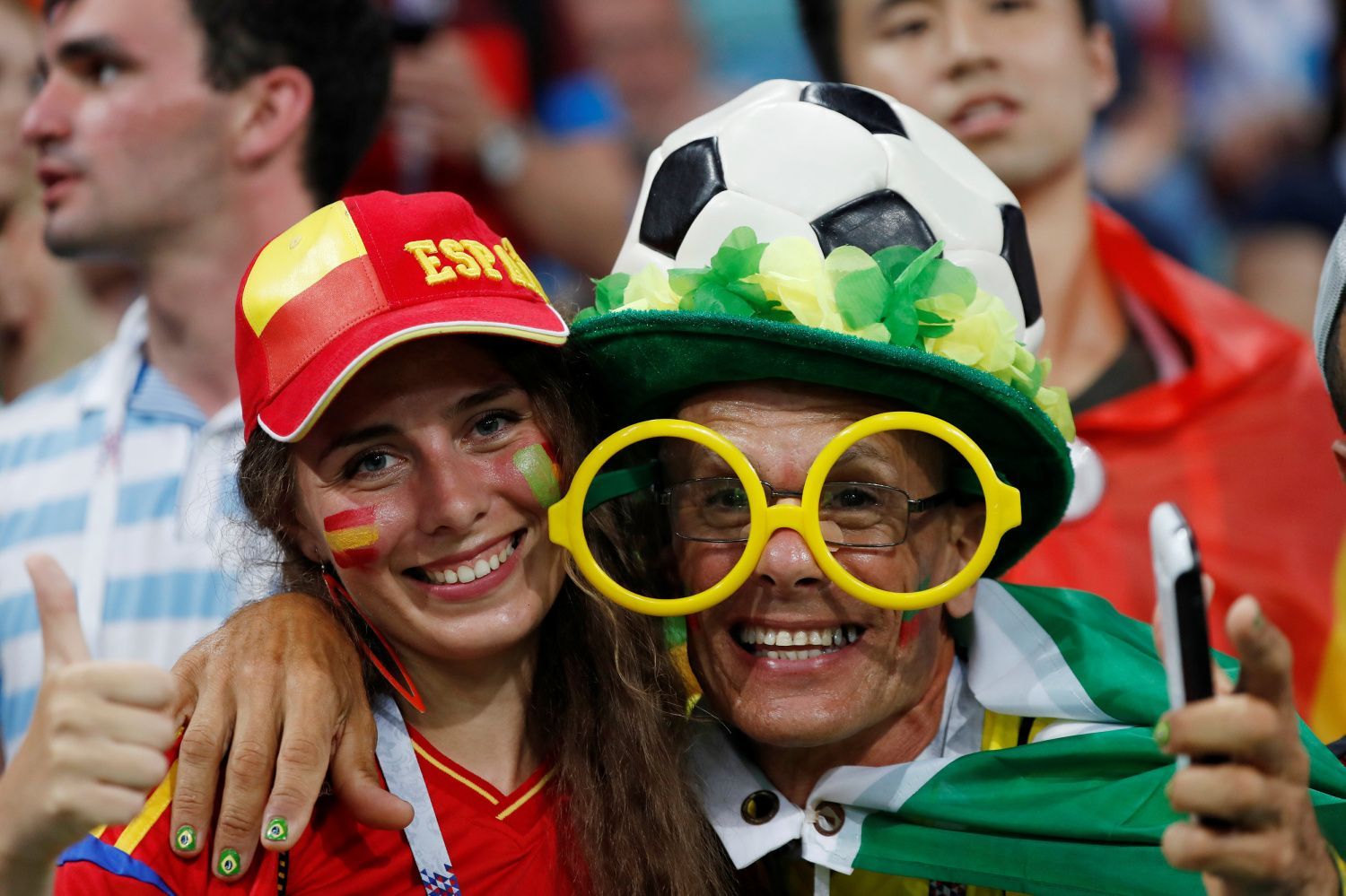 Španělská fanynka a portugalský fanoušek v zápase Portugalsko - Španělsko na MS 2018