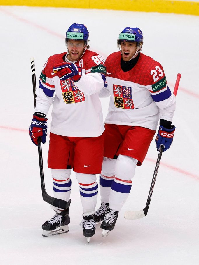 David Pastrňák a Lukáš Sedlák slaví gól v zápase MS 2025 Česko - Německo