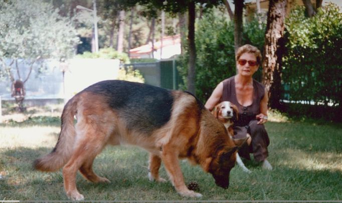 Carlotta Von Liebenstein a německý ovčák jménem Gunther III.