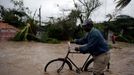 Hurikán Matthew napáchal škody na Haiti a Kubě, nyní se na něj připravují lidé na jihovýchodě USA.