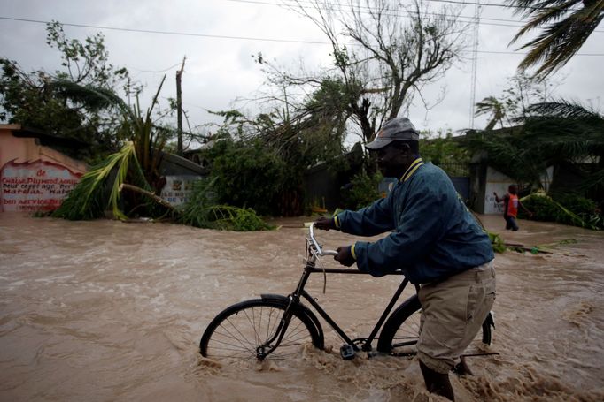 Hurikán Matthew napáchal škody na Haiti a Kubě, nyní se na něj připravují lidé na jihovýchodě USA.