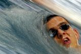 Maďarský plavec Laszlo Cseh se pere s vodním živlem při svém tréninku na olympijské hry. Podobně jako jiní plavci, Cseh netrénuje jen ve vodě.