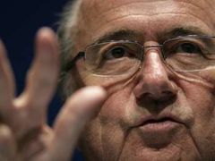 Naznačuje Sepp Blatter, šéf FIFA, jaký požaduje limit?