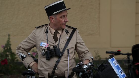 I když letošní Tour de France startuje v Německu, našel si i do Düsseldorfu cestu dvojník legendárního četníka ze Saint Tropez.