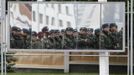 Recruits are reflected in a mirror as they form up in the parade square of an infantry unit based in Kiev October 15, 2012. REUTERS/Gleb Garanich (UKRAINE - Tags: MILITARY) Published: Říj. 15, 2012, 12:27 odp.