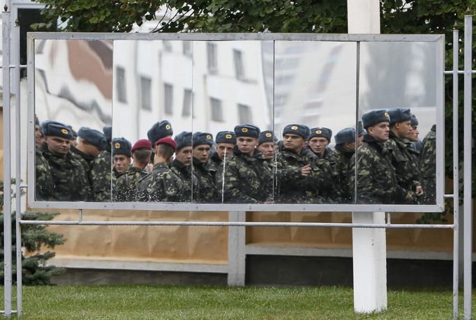 Recruits are reflected in a mirror as they form up in the parade square of an infantry unit based in Kiev October 15, 2012. REUTERS/Gleb Garanich (UKRAINE - Tags: MILITARY) Published: Říj. 15, 2012, 12:27 odp.