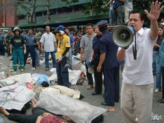 Filipínský viceprezident Noli de Castro hovoří k lidem postávajícím v okolí stadionu.