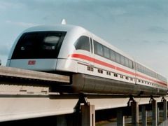 Německý Transrapid čeka na další příležitost. Konkurovat TGV bude ale jen obtížně.