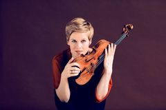 Německá houslistka Faustová v Praze provede Bachovým mysteriózním sólovým dílem