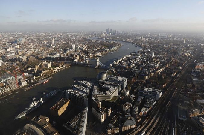 ATTENTION EDITORS - EMBARGOED FOR PUBLICATION TO 00:01 GMT JANUARY 11, 2013 Tower Bridge and the museum warship HMS Belfast on the Thames River are seen from The View gallery at the Shard, western Europe's tallest building, in London January 9, 2013. The View, the public viewing deck accessible by high speed elevators on the 309 metre (1013 feet) Shard building, opens on February 1. Picture taken January 9, 2013. REUTERS/Luke Macgregor (BRITAIN - Tags: TRAVEL CITYSCAPE) TEMPLATE OUT Published: Led. 10, 2013, 12:07 odp.