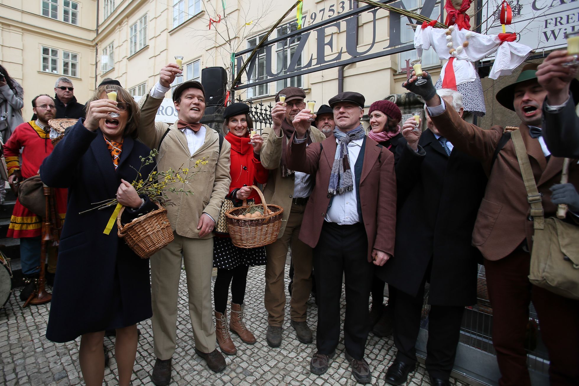 Velvarský vajíčkový průvod přes Karlův most