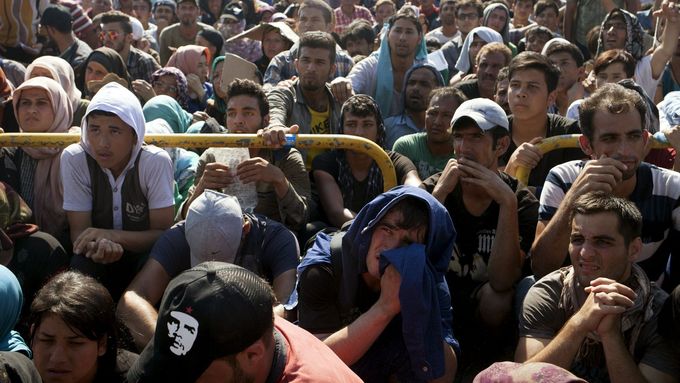 Uprchlíci na ostrově Lesbos čekají na úřední formality.