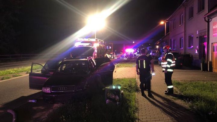 Převaděč prchal před policií 200km rychlostí, v osobním autě pašoval 12 lidí