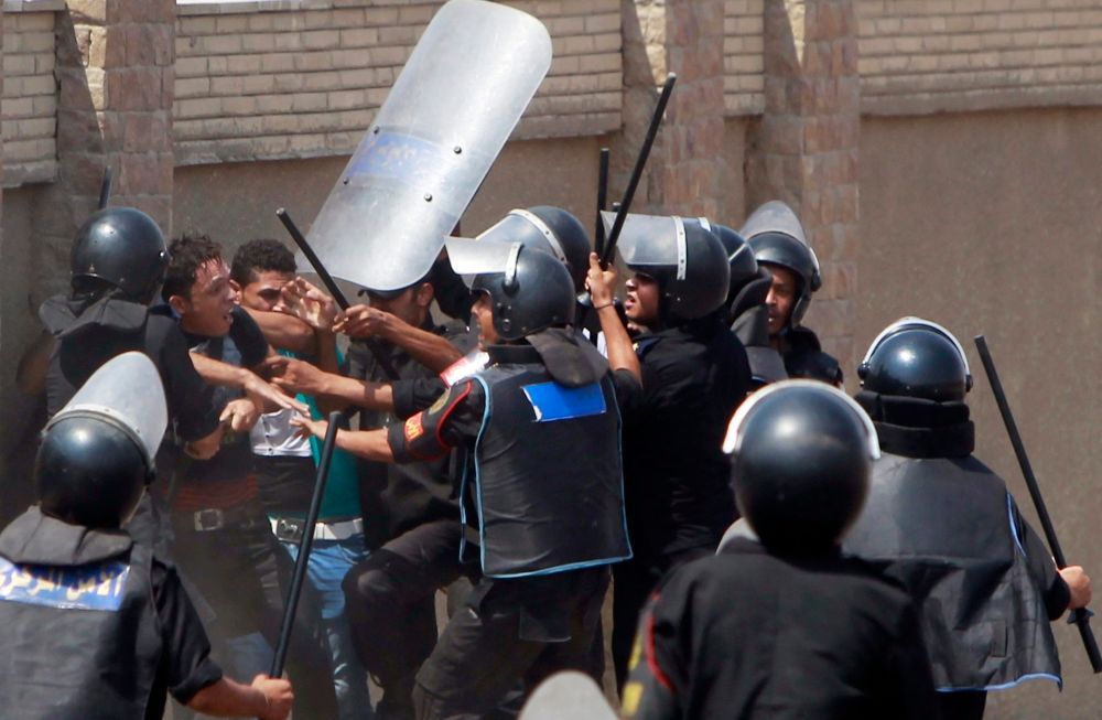 Odpůrci Husního Mubaraka demonstrují před soudní budovou