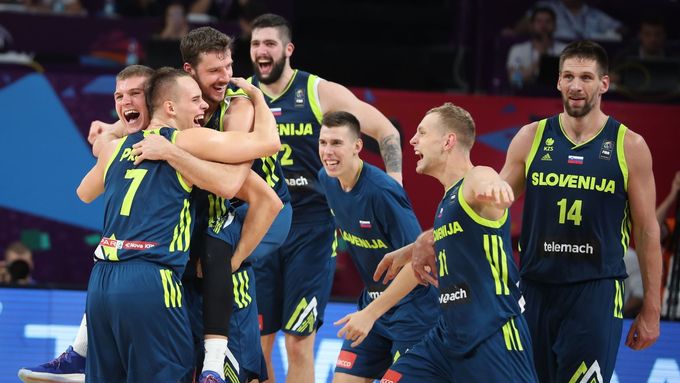 Radost Slovinců po výhře nad Španělskem v semifinále basketbalového ME