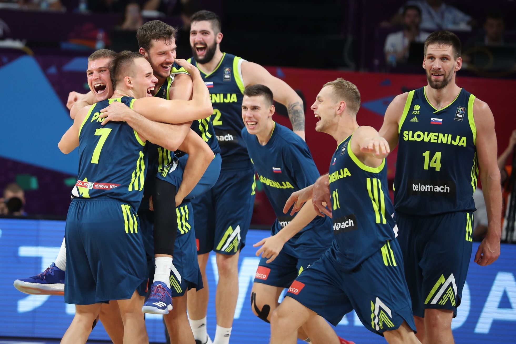 Radost Slovinců po postupu do finále ME v basketbalu