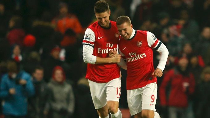 Lukas Podolski (vpravo) dvěma góly a Olivier Giroud jedním rozhodli o tom, že se Arsenal vrátil na čtvrté místo Premier League.