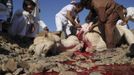 Saudis slaughter a camel on the first day of Eid-al-Adha in Tabouk, 1,500 km (932 miles) from Riyadh October 26, 2012. Muslims around the world celebrate Eid-al-Adha to mark the end of the Haj by slaughtering sheep, goats, cows and camels to commemorate Prophet Abraham's willingness to sacrifice his son Ismail on God's command. REUTERS/Mohamed Alhwaity (SAUDI ARABIA - Tags: RELIGION ANIMALS) Published: Říj. 26, 2012, 1:49 odp.