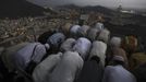 Muslim pilgrims pray at the top of Mount Noor where Muslims believe Prophet Mohammad received the first words of the Koran through Gabriel in the Hera Cave, during the annual haj pilgrimage in the holy city of Mecca October 21, 2012. REUTERS/Amr Abdallah Dalsh (SAUDI ARABIA - Tags: RELIGION TPX IMAGES OF THE DAY) Published: Říj. 21, 2012, 8:49 odp.