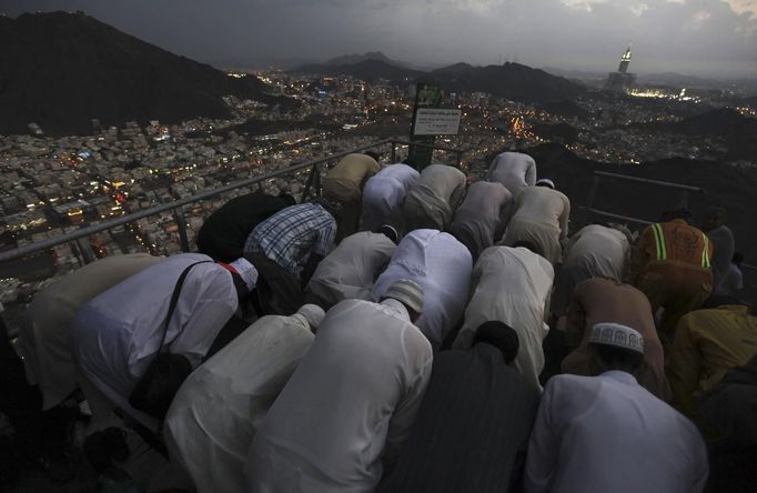 Muslim pilgrims pray at the top of Mount Noor where Muslims believe Prophet Mohammad received the first words of the Koran through Gabriel in the Hera Cave, during the annual haj pilgrimage in the holy city of Mecca October 21, 2012. REUTERS/Amr Abdallah Dalsh (SAUDI ARABIA - Tags: RELIGION TPX IMAGES OF THE DAY) Published: Říj. 21, 2012, 8:49 odp.